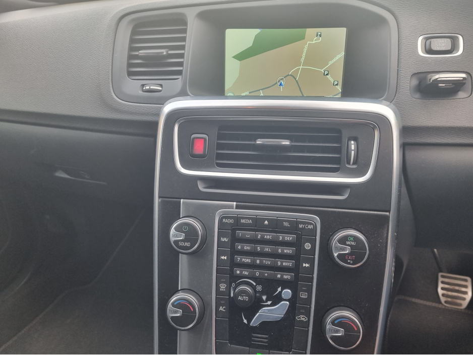 2015 Volvo V60 - image 15