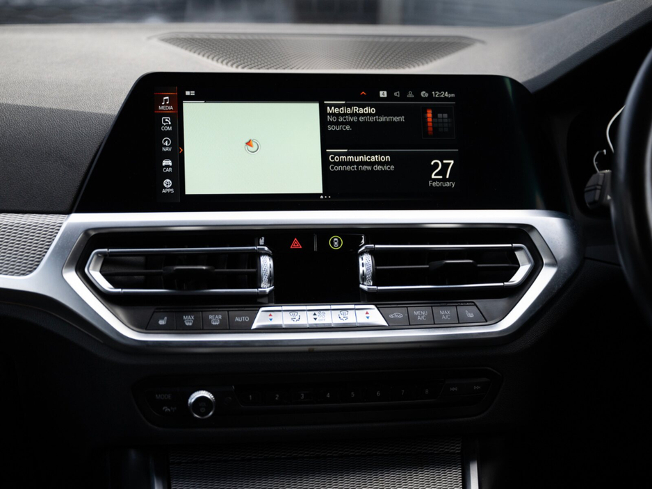 2021 BMW 3 Series - image 24