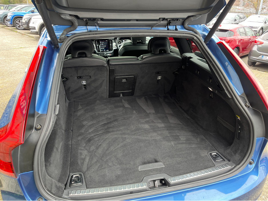 2019 Volvo V90 - image 8