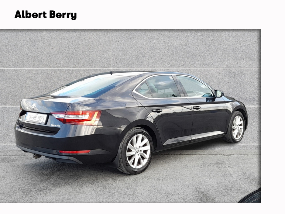 2018 Skoda Superb - image 4