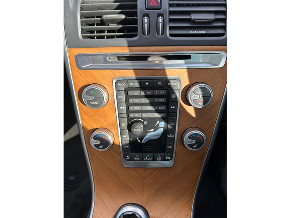 2017 Volvo XC60 - image 18