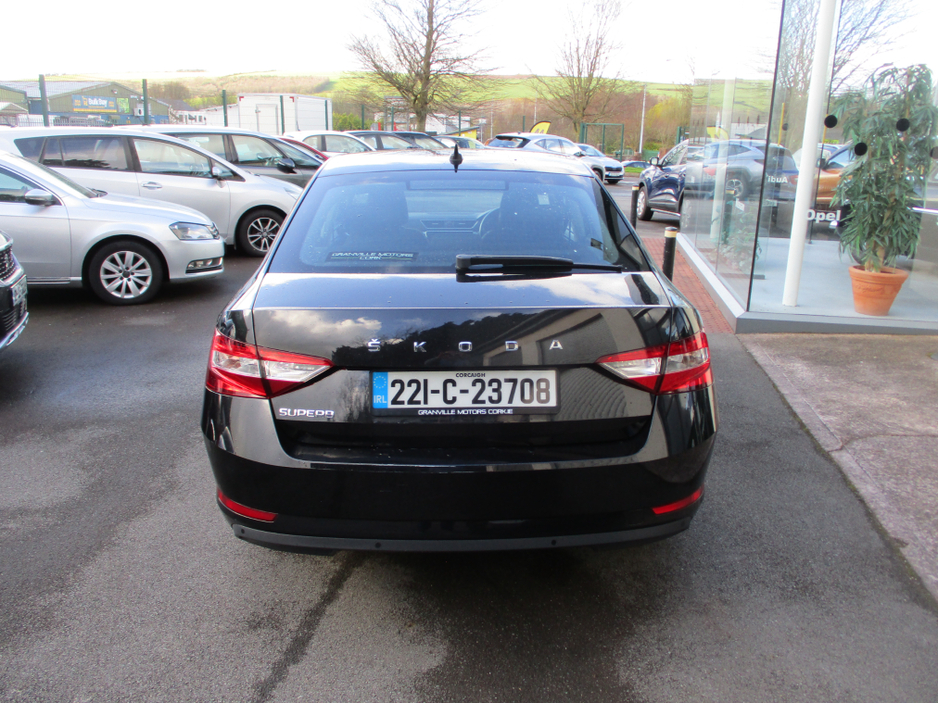 2022 Skoda Superb - image 6