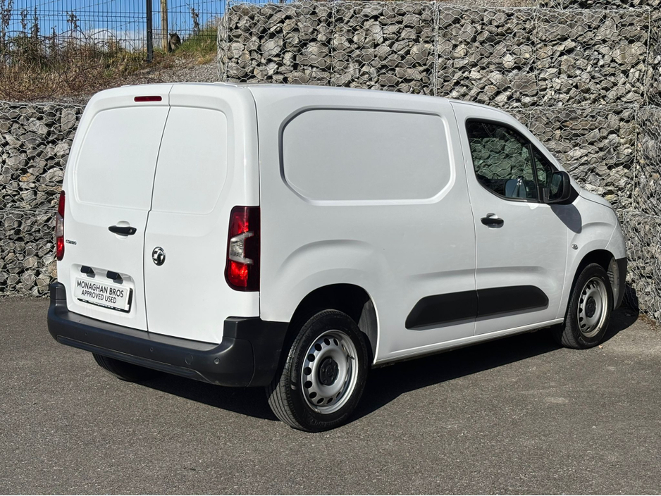 2022 Vauxhall Combo - image 8