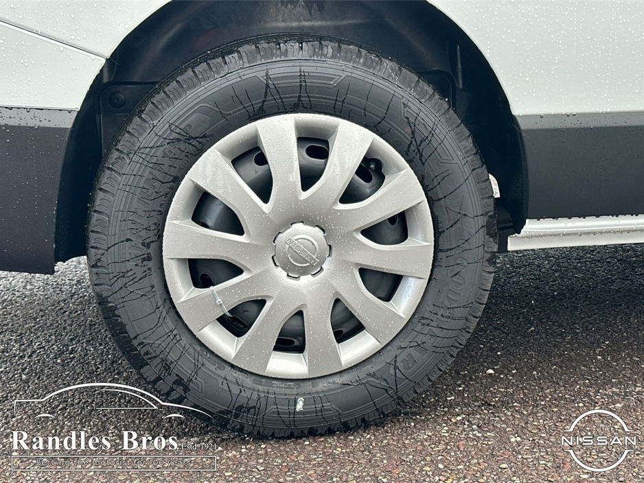 2025 Nissan Primastar - image 9