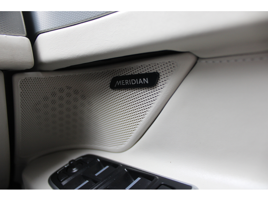 2017 Jaguar XF - image 10