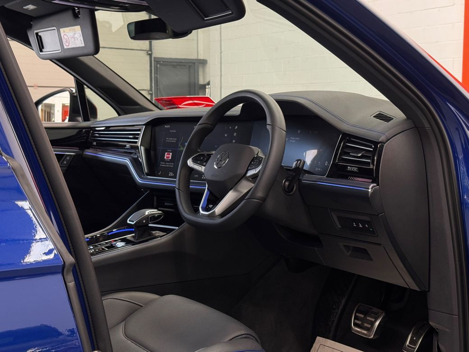 2025 Volkswagen Touareg - image 14