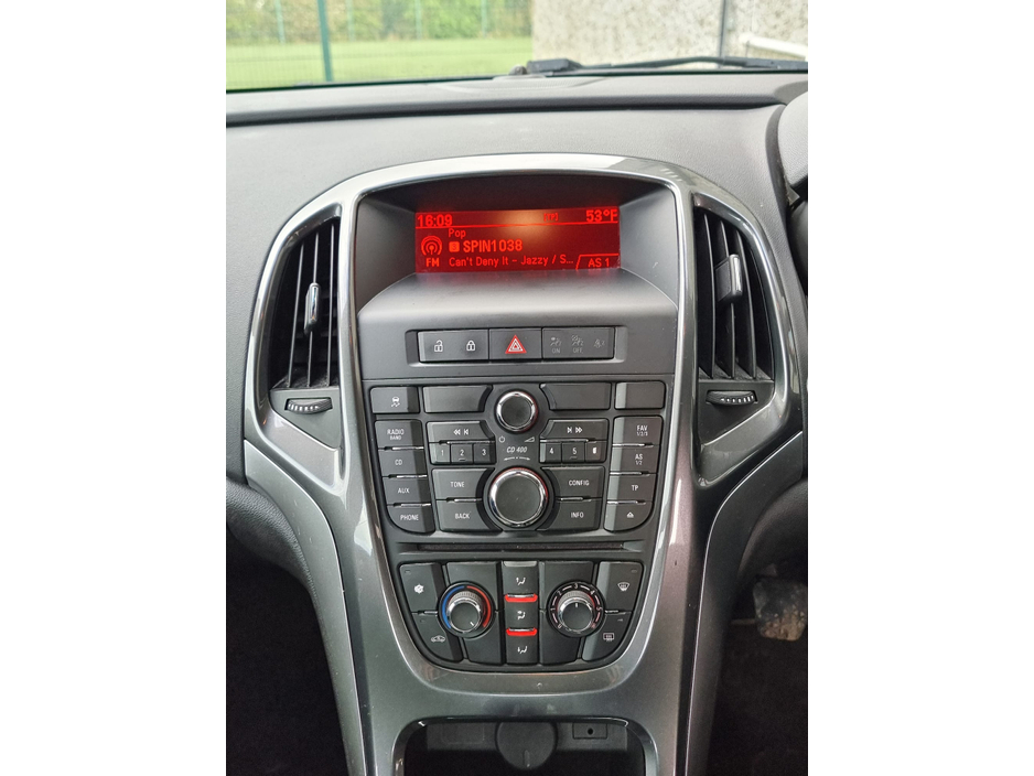 2013 Opel Astra - image 16