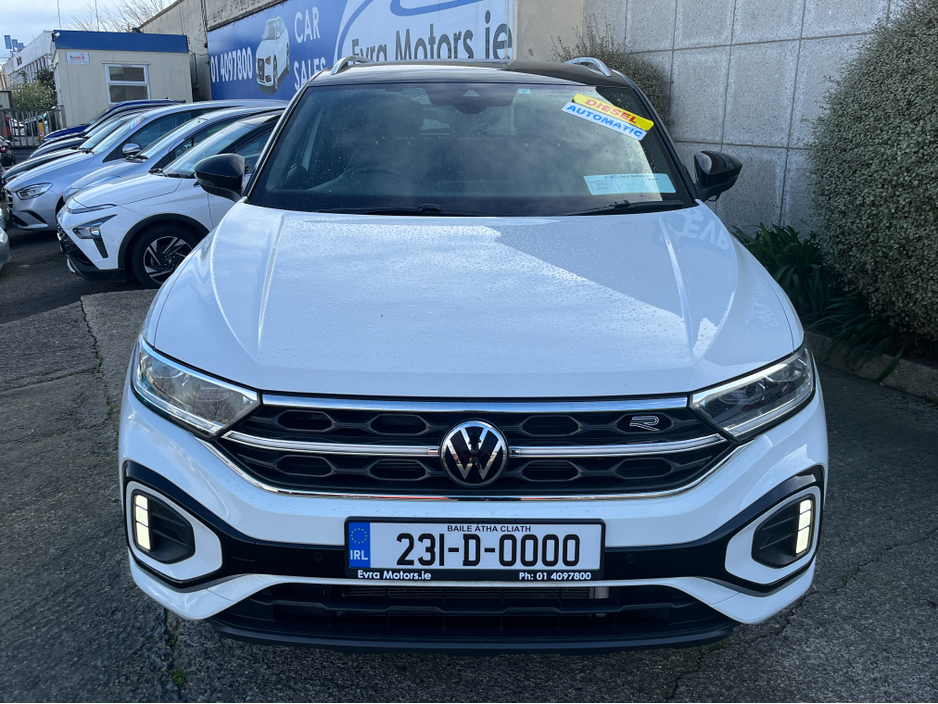 2023 Volkswagen T-Roc - image 2