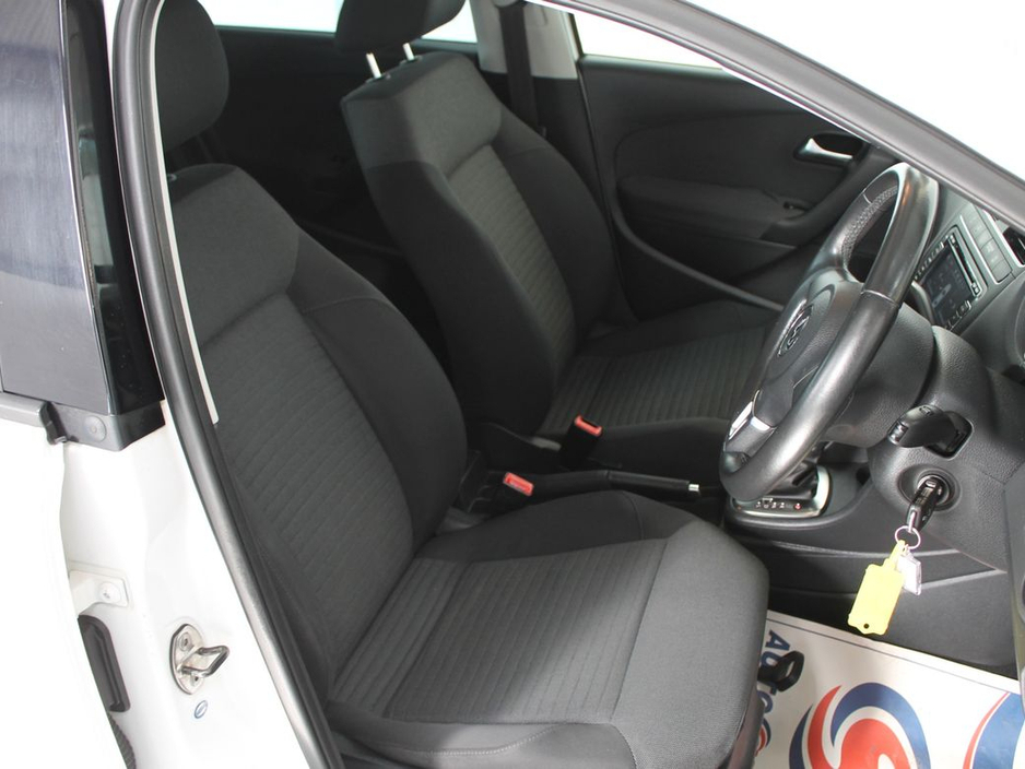 2012 Volkswagen Polo - image 12