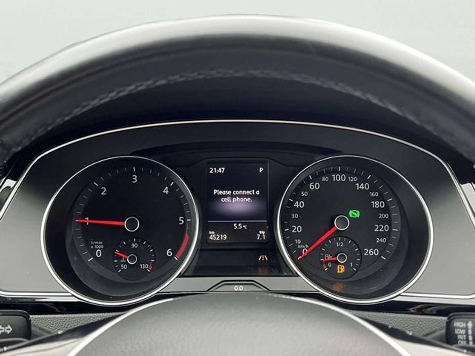 2018 Volkswagen Passat - image 4