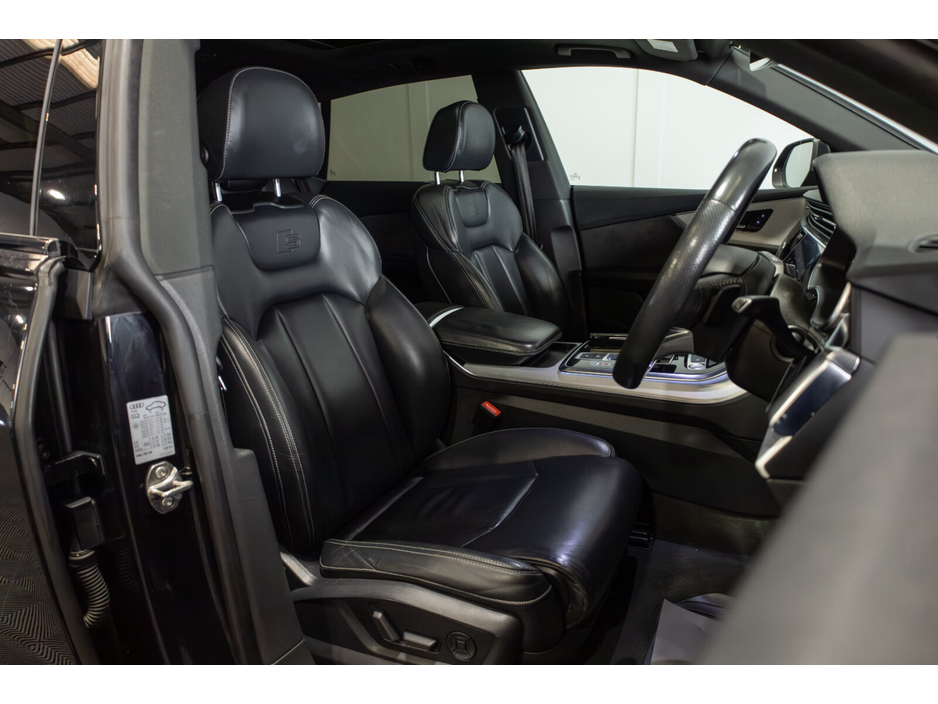 2019 Audi Q8 - image 10