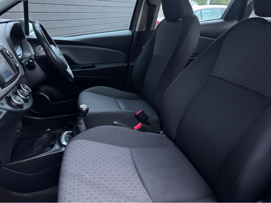 2016 Toyota Yaris - image 12