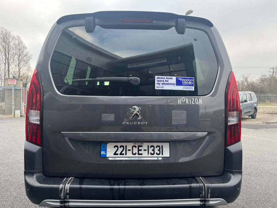 2022 Peugeot Rifter - image 8