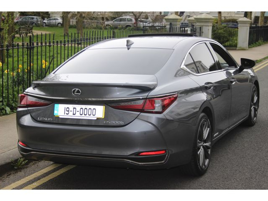 2019 Lexus ES 300 H - image 14