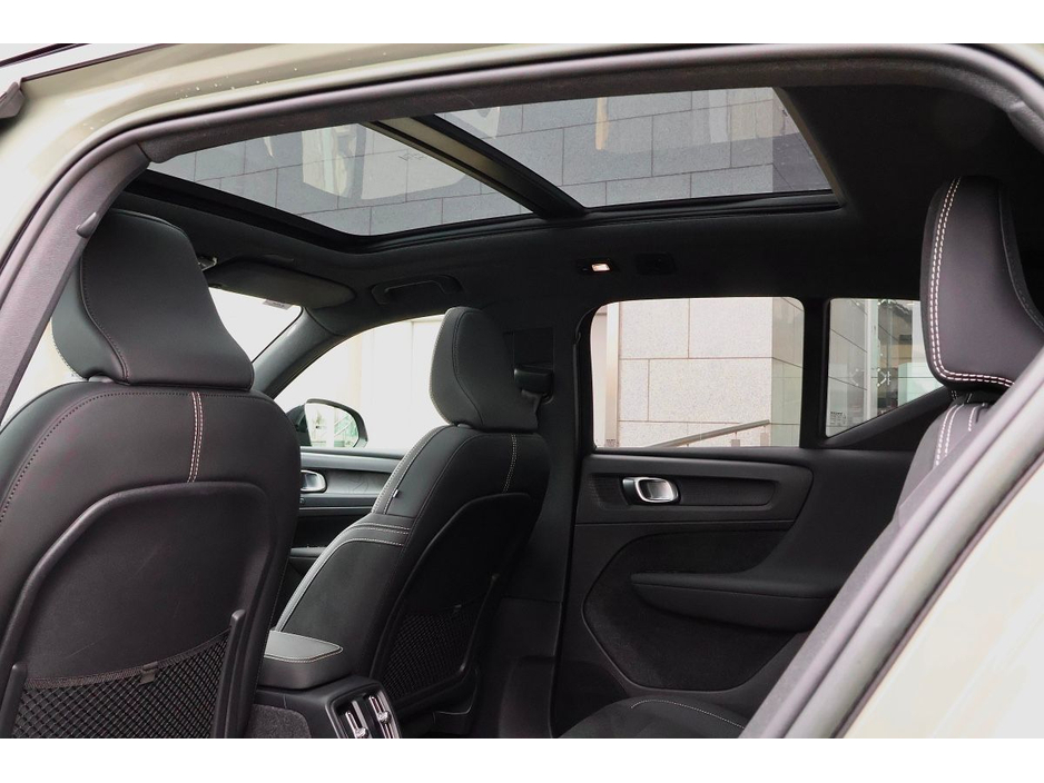 2022 Volvo XC40 - image 12