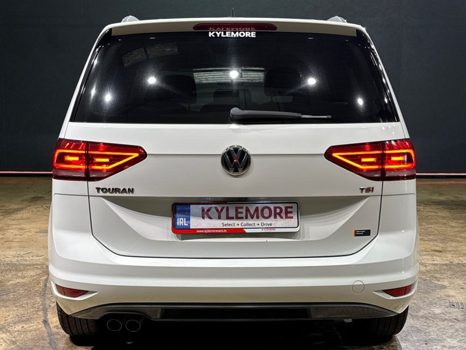 2017 Volkswagen Touran - image 4