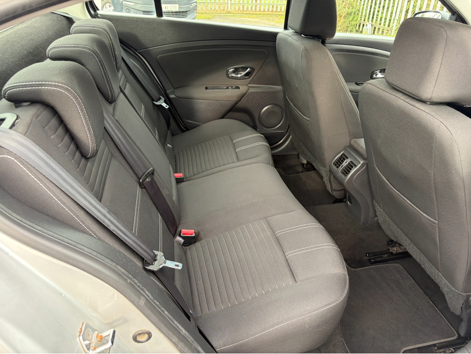 2015 Renault Fluence - image 6