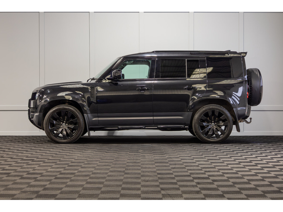 2023 Land Rover Defender - image 3