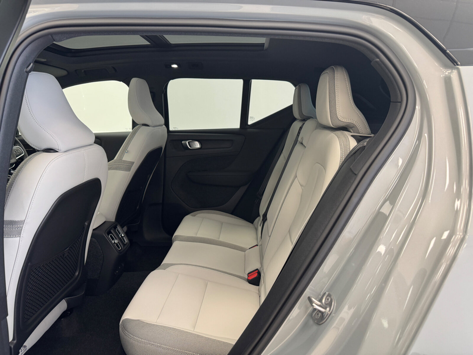 2026 Volvo EX40 - image 5