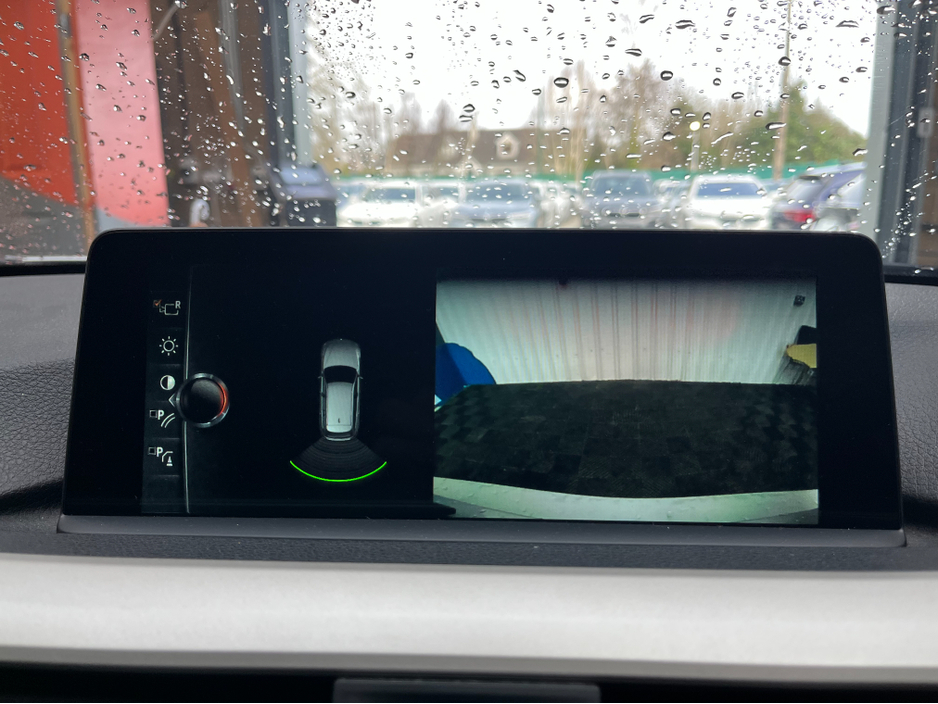 2016 BMW 3 Series - image 24