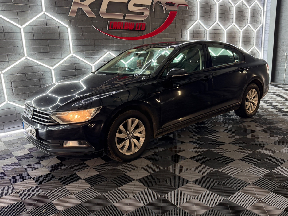 2016 Volkswagen Passat - image 2