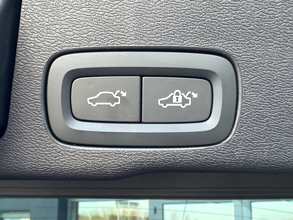 2025 Volvo XC60 - image 6