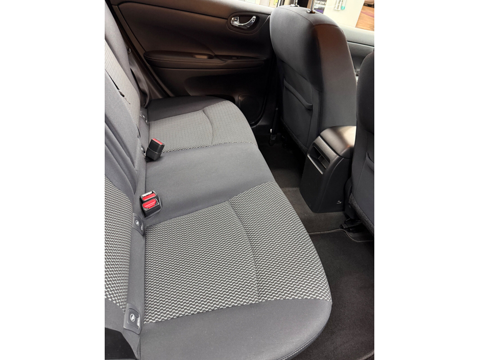 2015 Nissan Pulsar - image 8