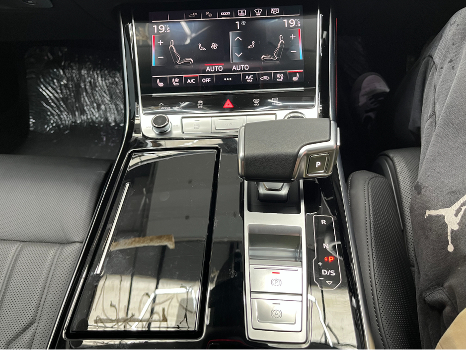 2024 Audi A8 - image 30