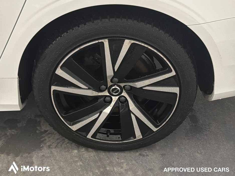 2022 Volvo S90 - image 11