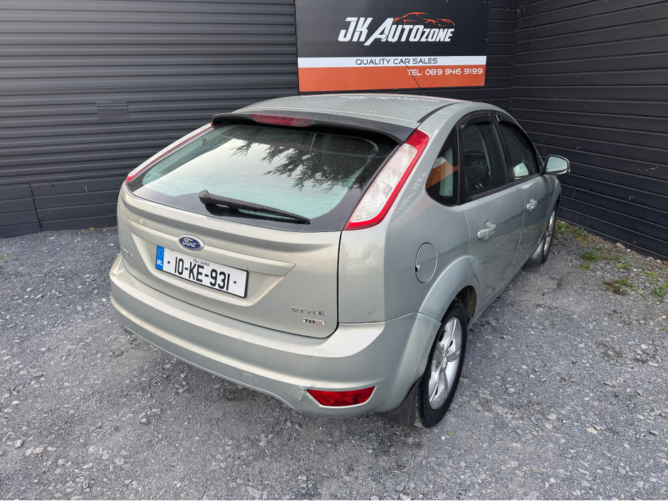 2010 Ford Focus - image 6