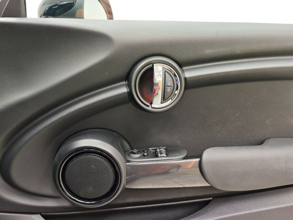 2017 MINI Cooper D - image 34