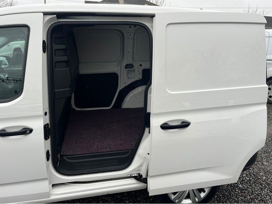 2022 Volkswagen Caddy - image 9