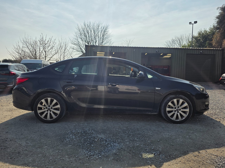 2013 Opel Astra - image 8