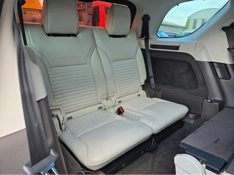 2017 Land Rover Discovery - image 16