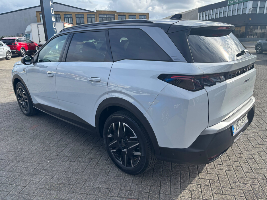 2025 Peugeot 5008 - image 2