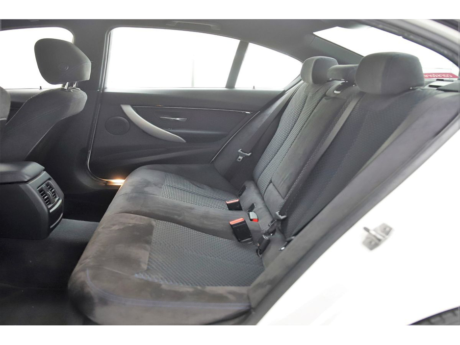 2017 BMW 3 Series - image 15