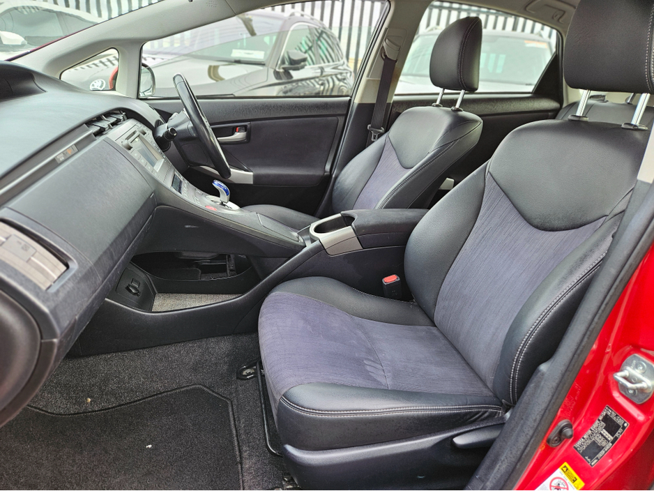 2014 Toyota Prius - image 9