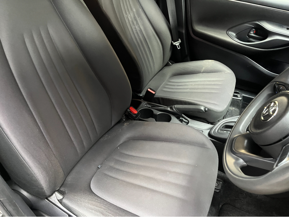 2020 Toyota Yaris - image 9