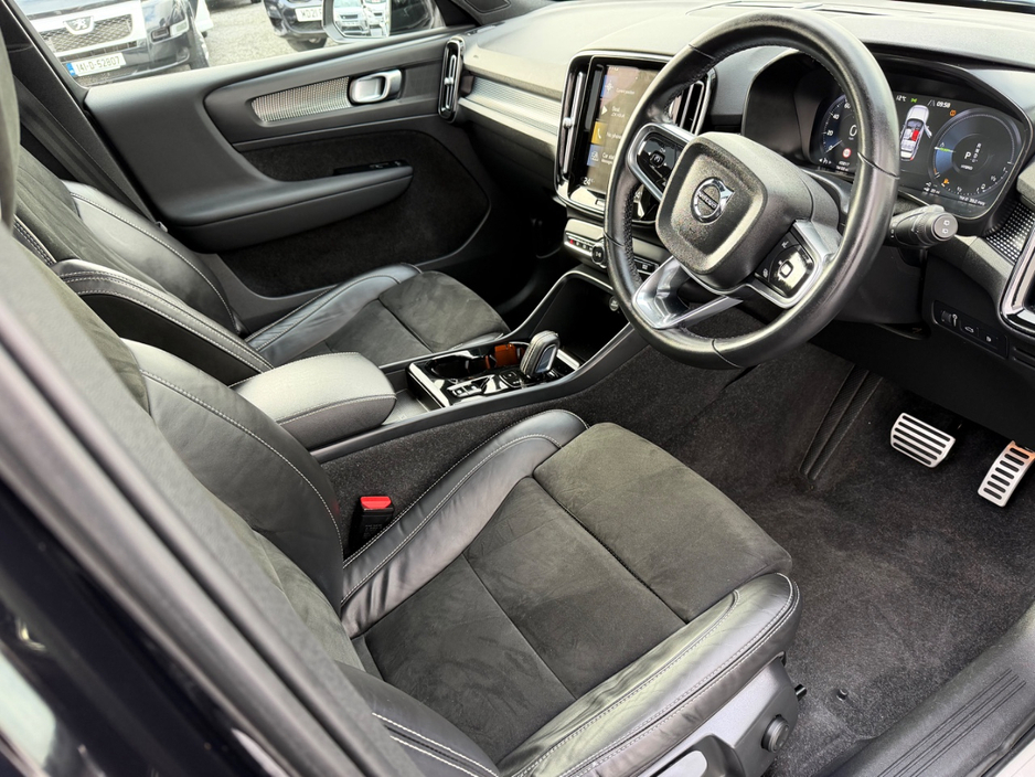 2022 Volvo XC40 - image 4