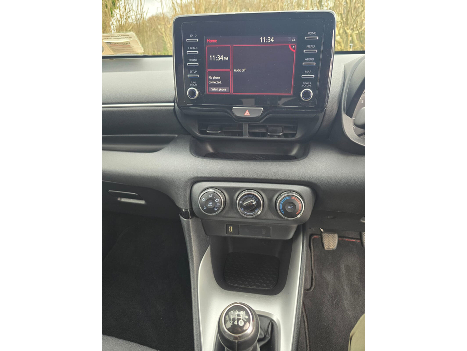 2022 Toyota Yaris - image 12