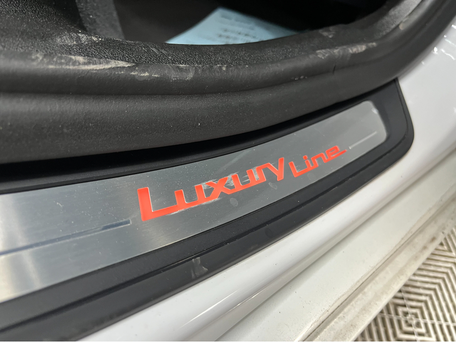 2018 BMW 5 Series - image 7