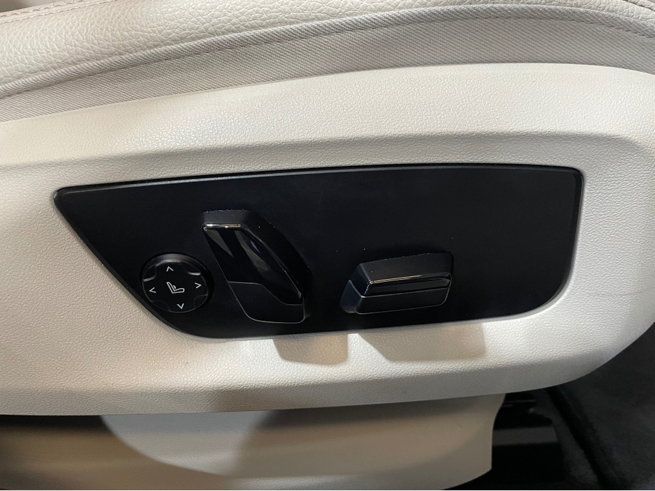 2021 BMW 5 Series - image 27