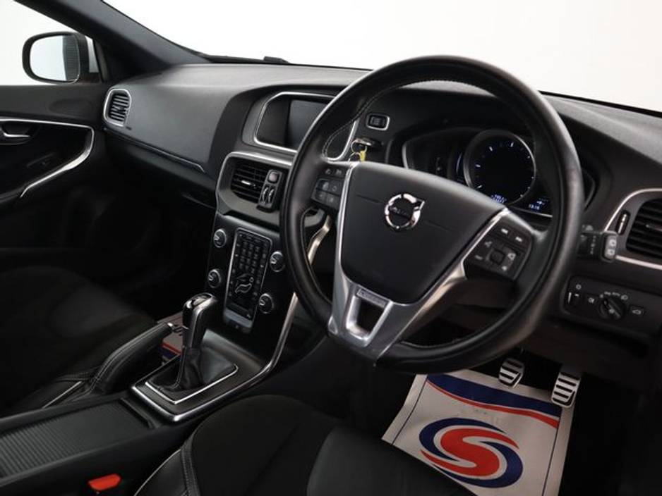 2016 Volvo V40 - image 9