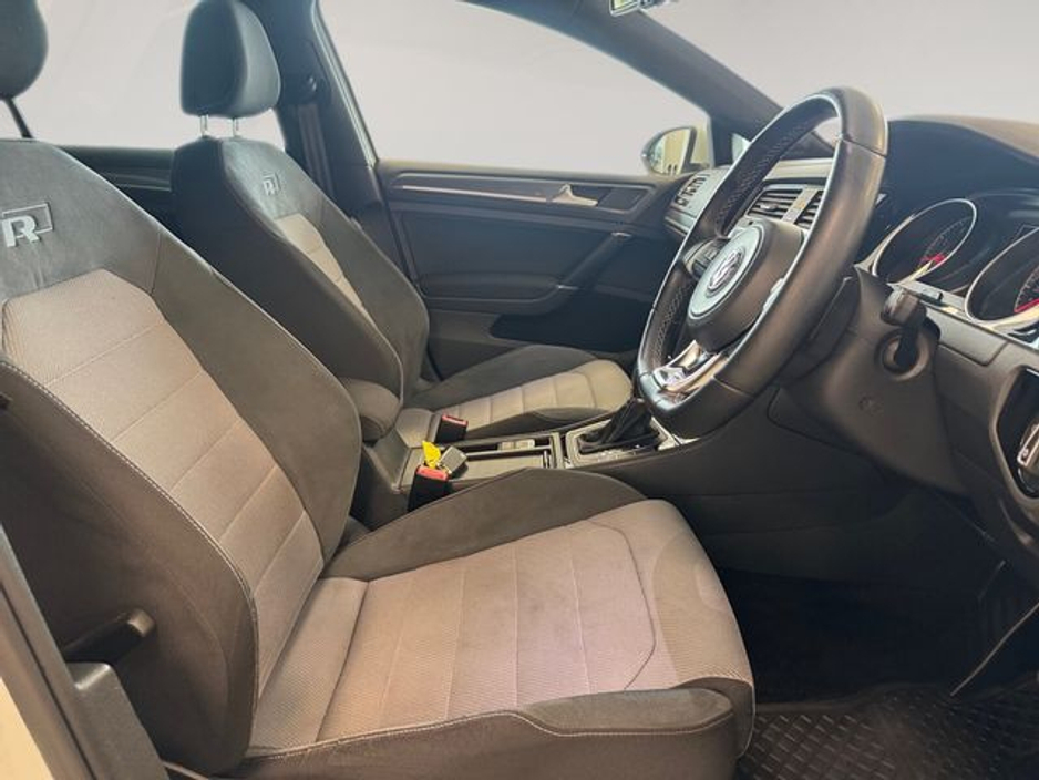 2015 Volkswagen Golf - image 11