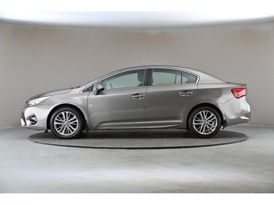 2017 Toyota Avensis - image 5