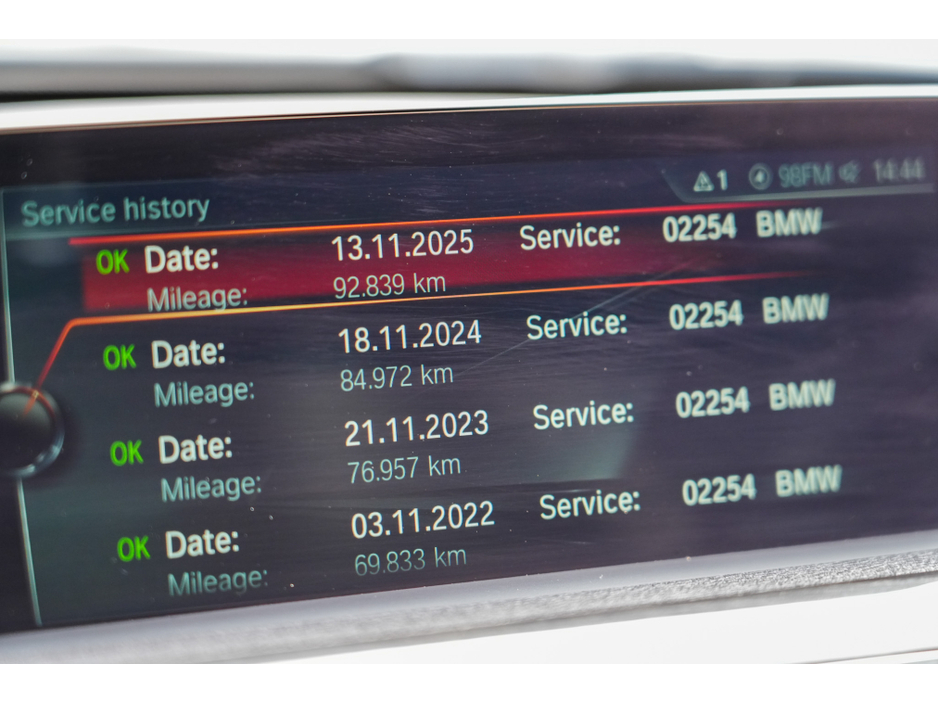 2017 BMW 3 Series - image 24