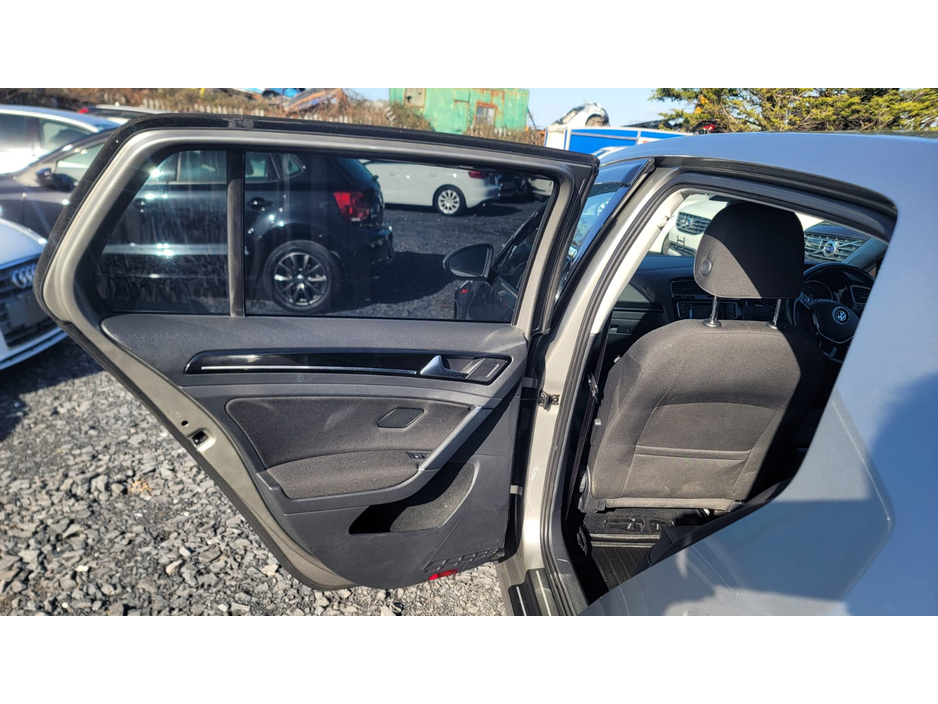 2013 Volkswagen Golf - image 12