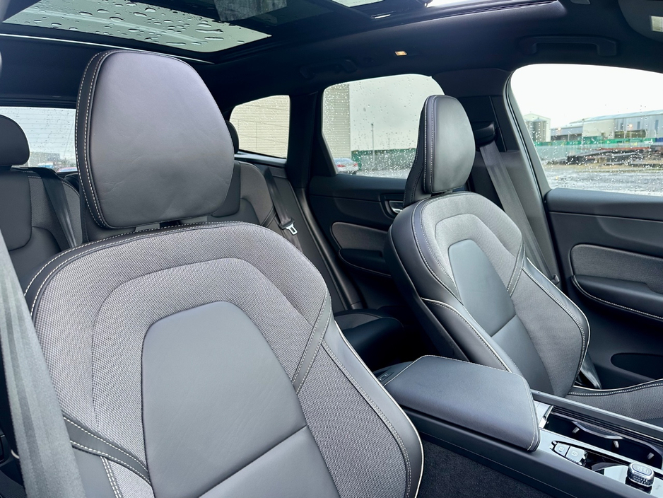 2025 Volvo XC60 - image 6