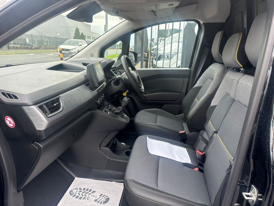 2025 Renault Kangoo - image 8
