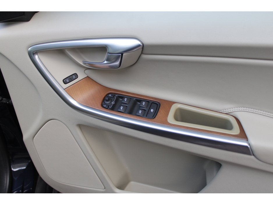 2017 Volvo XC60 - image 10